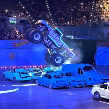 Hot Wheels Monster Trucks Live Glow Party Review